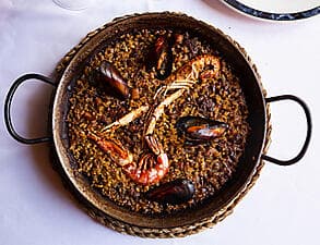 Visit of the historic centre and tasting