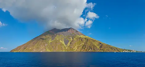 3 Sept 25 - Sailing in front of Stromboli