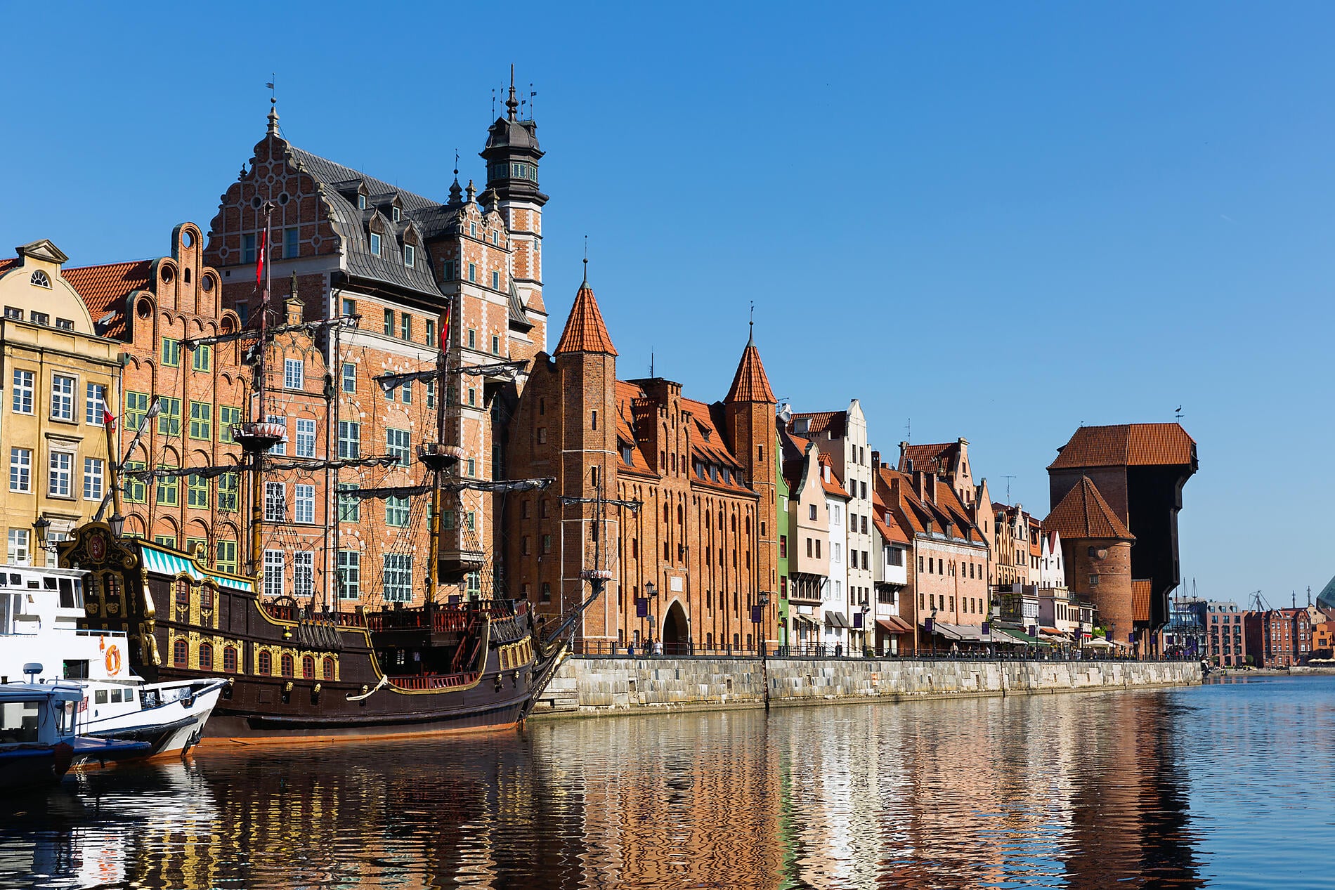 Iconic Capitals & Towns of the Baltic Iconic Capitals & Towns of the Baltic